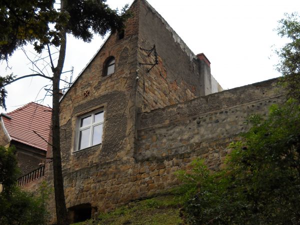 Pozostałości murów obronnych – wpisane do rejestru zabytków decyzją nr 1221/189/L z dnia 17.12.1965 r. – powstały w pierwszej połowie XIV w., gdy wzmocniono kam