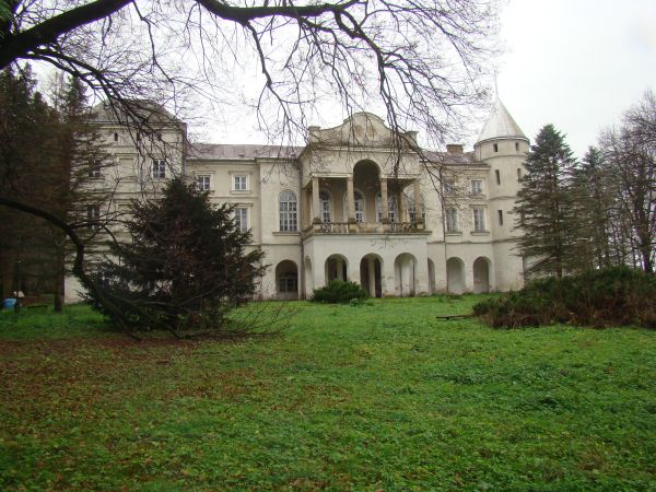 Arystokratyczna ziemiańska rezydencja - Pałac Ostaszewskich herbu Ostoia,  wzniesiony ok. 1794r., w latach 80-tych XIX wieku gruntownie rozbudowany i przekształ