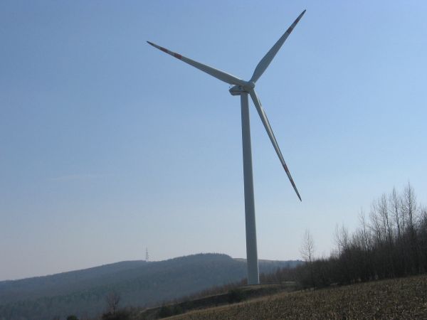 turbina wiatrowa - wieża o wysokości 80 metrów, kapsuła i śmigło.