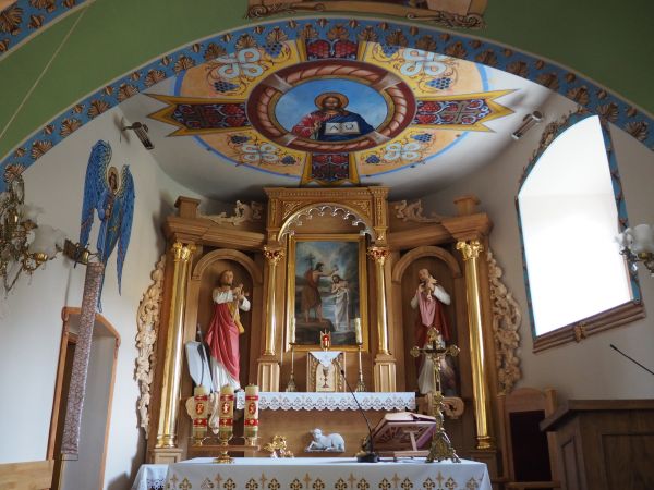 prezbiterium odnowione starannie, z kunsztem tryptyk ołtarzowy zachwyca.  Wspomnę jeszcze iż w publikacjach - tych starszych - jest wymieniany kielich z 1840r.