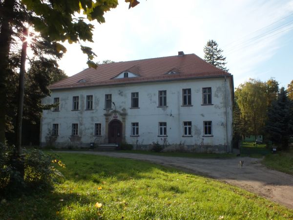 Pałac później edukowano w nim młodzież  obecnie mieszkania