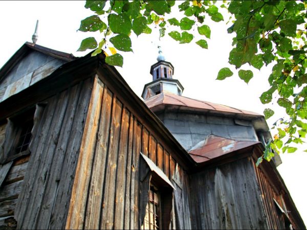 Cerkiew Pokrow Przeświętej Bogarodzicy w Miękiszu Starym. Zbudowana w latach 1803−1811. Wokół cerkwi groby rodziny Youngów.