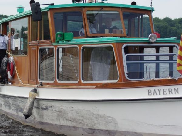 Statek wycieczkowy pływający po jeziorze Trzesiecko