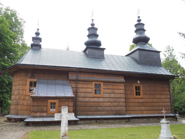 kościół pw. Matki Boskiej Częstochowskiej, dawna cerkiew grecko-katolicka pw. Orędownicwa MB (Pokrow), wzniesiona w 1855r.