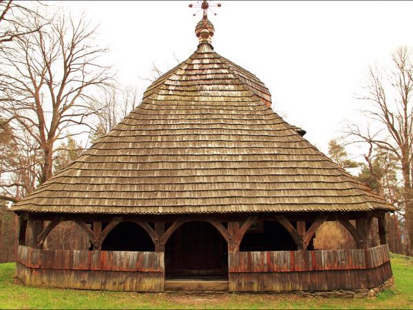 Drewniana cerkiew p.w. Wniebowstąpienia Pańskiego z 1659 r., usytuowana na wzgórzu Dębnik - Dubnyk (344 m n.p.m.), wznoszącym się ponad doliną Sanu.