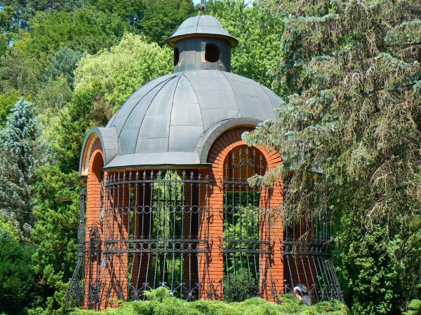 Pijalnia wody w parku zdrojowym.