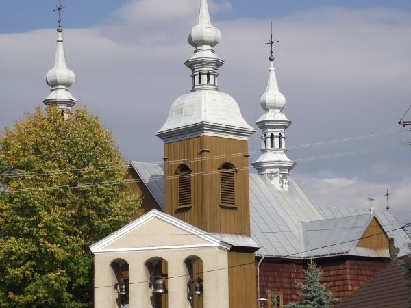 zabytkowy kościół drewniany i murowana dzwonnica parawanowa - odnowione, zadbane.
