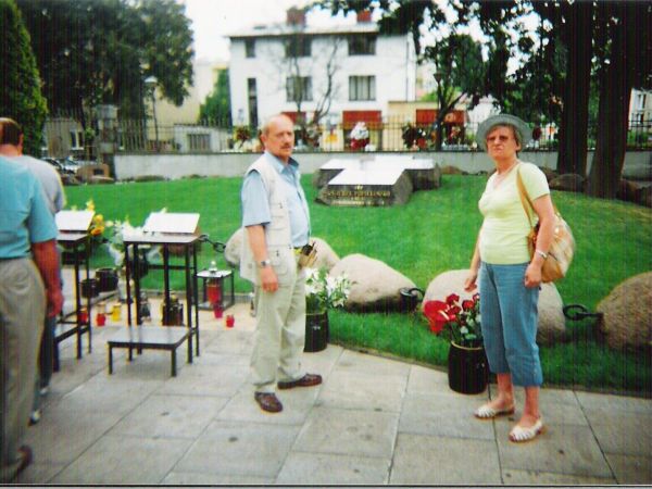 przy symbolicznym grobie ks. Jerzego Popiełuszki - przy kościele pw. św. Stanisława Kostki na Żoliborzu.