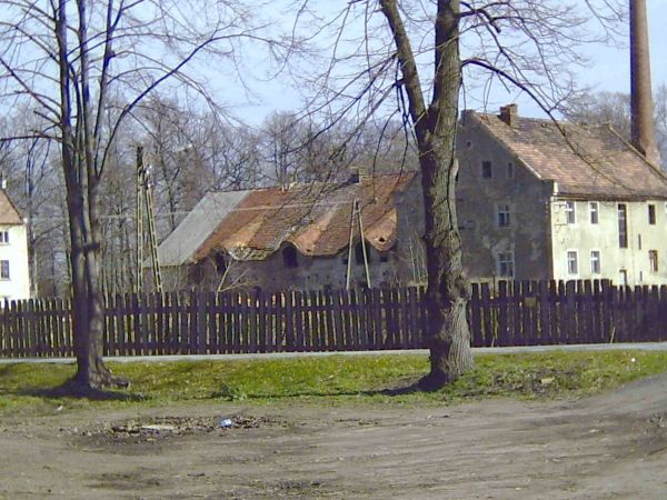 dawniej nie było by widać tego obory domu w tym miejscu była stodoła  no nic jest to co jest a jeszcze trochę zostanie jedynie kościół i drzewa co mają ponad tr