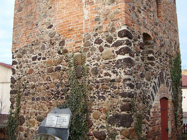 Wieza mieszkalna z tablicą pamiątkową