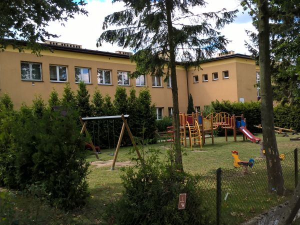 "Gdy dzwoneczek się odezwie biegniemy do szkółki ..". - jaka jest dalsza część ?