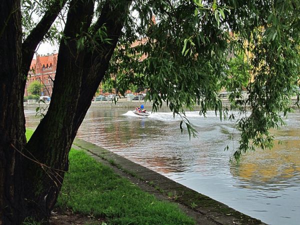 Na Brdzie motorówką