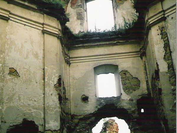 dziś najlepiej zachowany jest barokowy kościół pw. Zwiastowania NMP. O tym miejscu w swojej twórczości pisał m.in. Zygmunt Kaczkowski - bard szlachty Ziemi Sano