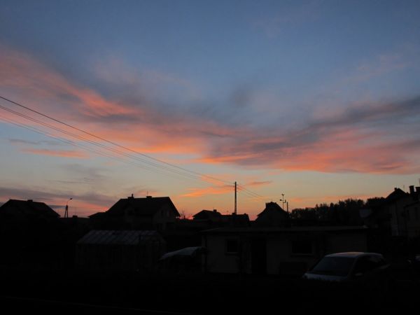 Kolorowy wieczór po zachodzie słońca nad miastem