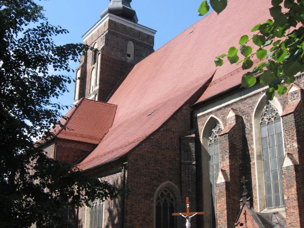 Późnogotycki kościół p.w.św. Ap. Piotra i Pawła.