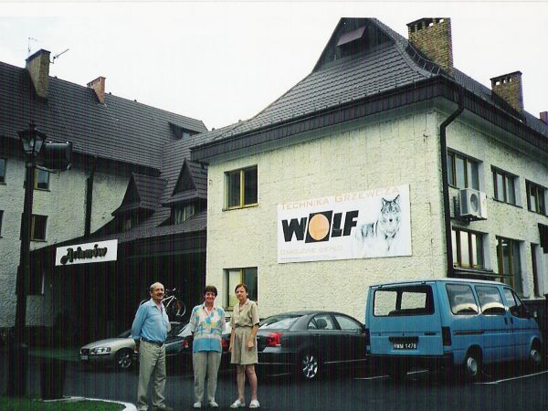 przed jednym /z licznych/ obiektów byłego ośrodka wypoczynkowego, wybudowanego w latach 1964-1970 na potrzeby Urzędu Rady Ministrów. Wcześniej - w sąsiedztwie d