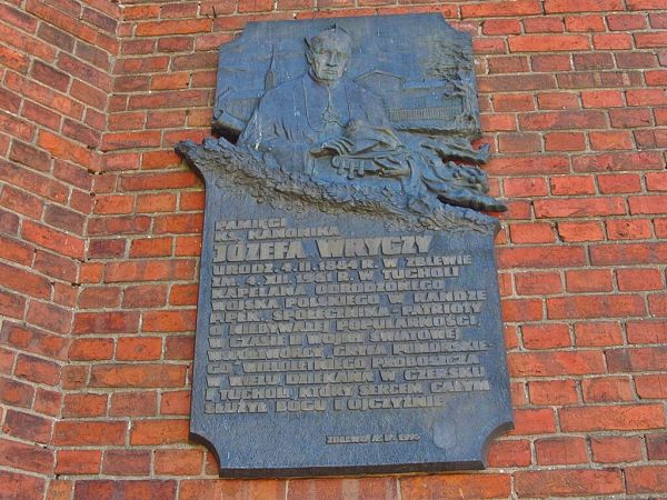 Pamiątkowa tablica na ścianie kościoła poświęcona ks. kanonikowi Józefowi Wrycza