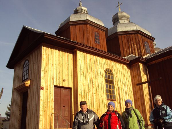 przed: dawna cerkiew parafialna, greckokatolicka, pw. św. Jerzego, od 1946r. - kościół rzym.-kat. pw. śś. Piotra i Pawła, wzniesiona w w 1873r.