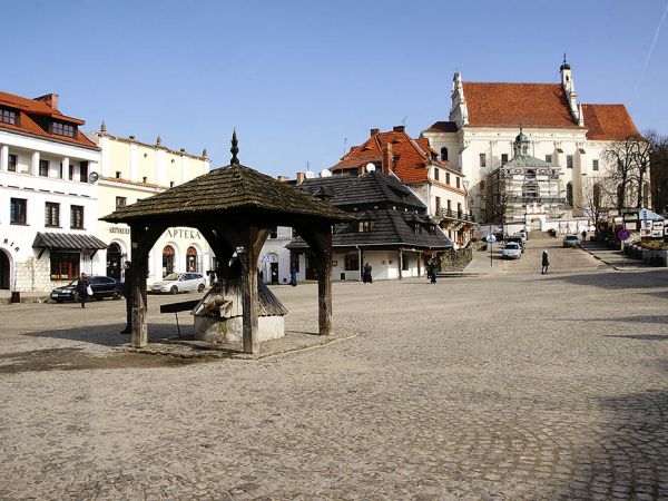 Kazimierz Dolny -studnia na rynku