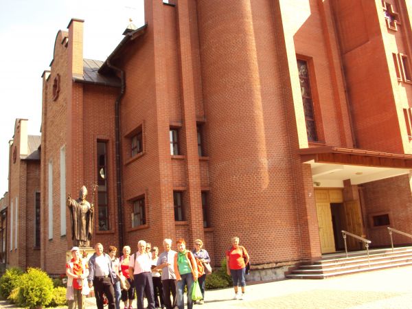 przed kościołem, przed pomnikiem papieża św. Jana Pawła II - z księdzem seniorem Bukowińskim, byłym proboszczem tej parafii, zamieszkującym celę za prezbiterium