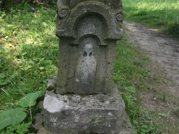 Inny niekompletny nagrobek.