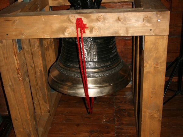 Ponieważ przy cerkwi nie ma dzwonnicy, dzwon umieszczony jest we wnętrzu cerkwi i tu uruchamiany gdy jest potrzeba.