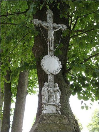 Przykościelny krzyż.