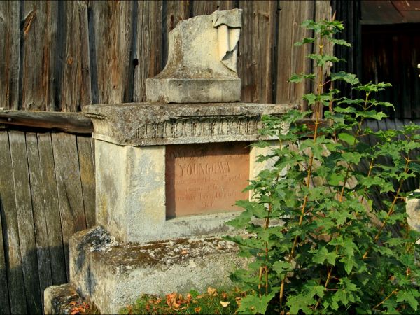 Cerkiew Pokrow Przeświętej Bogarodzicy w Miękiszu Starym. Zbudowana w latach 1803−1811. Wokół cerkwi groby rodziny Younga.