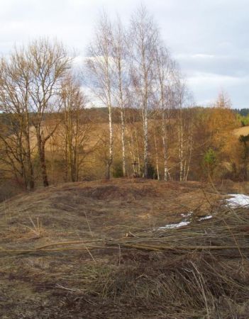 na tym wzgórzu wzniesiony był ewangelicki kościół - na wierzchowinie są czytelne resztki podmurówki.
