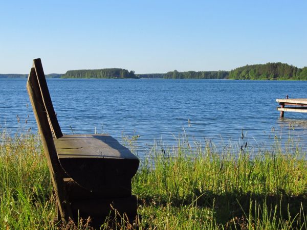 Jezioro Wdzydze i ławeczka dla strudzonych