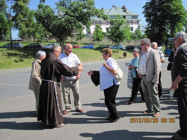 Ojciec Ernest wita pielgrzymów z Przybówki.