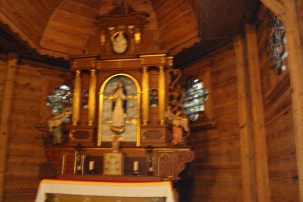 w płatku róży - to jest kaplica Wniebowzięcia NMP - to w "oleskiej róży zaklętej w drewno" - z XVII wieku, kościół w kształcie kwiatu róży, której łodyga ma kor