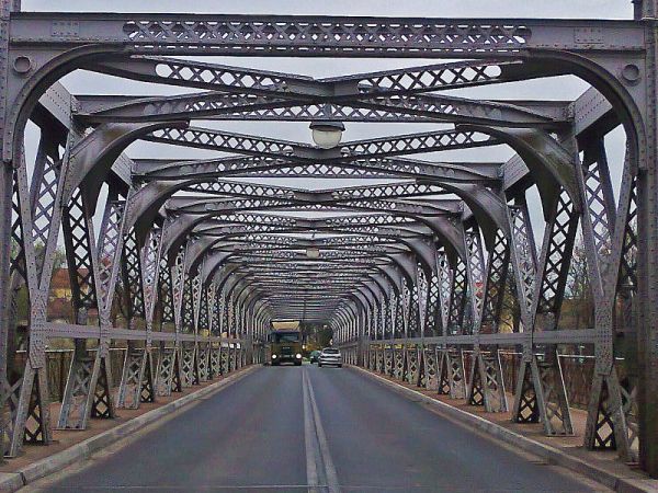 Żelazny kratowany most na Odrze - dzięwiętnastowieczny most kratownicowy przeniesiony z podbydgoskiego Fordonu w 1953 roku i zamontowany na miejscu zniszczonego