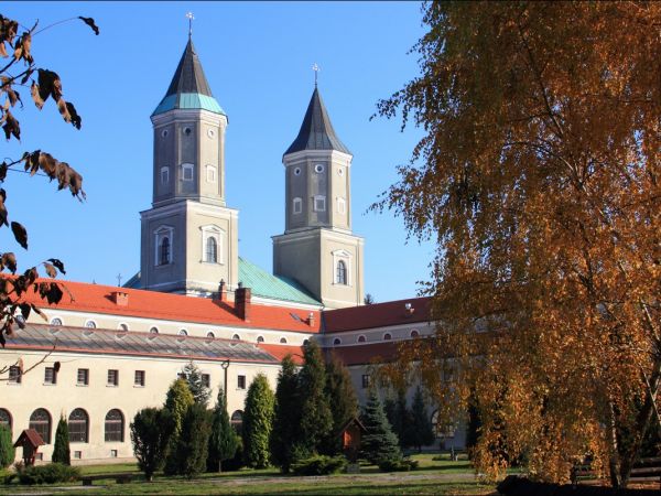 Kościół pw. św. Mikołaja i Stanisława biskupa w Jarosławiu przy ulicy Benedyktyńskiej. Przez starszych mieszkańców zwany Anna Kasarnia, został zbudowany w latac