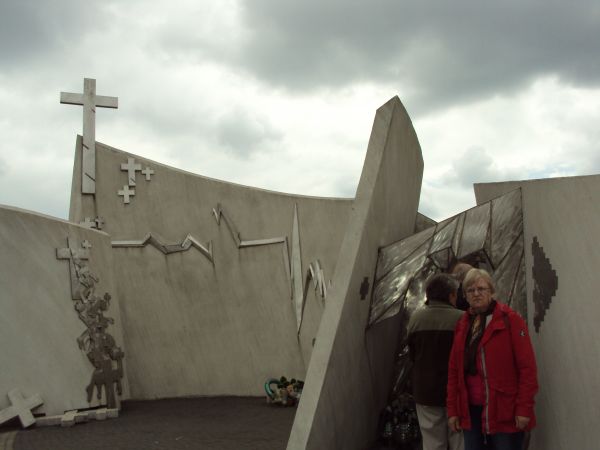 w sąsiedztwie kościoła ale bliżej cmentarza są błonia pielgrzymkowe - tam pomnik o wymowie tragicznie i nagle kończącego się życia - ofiary komunikacyjne, zosta