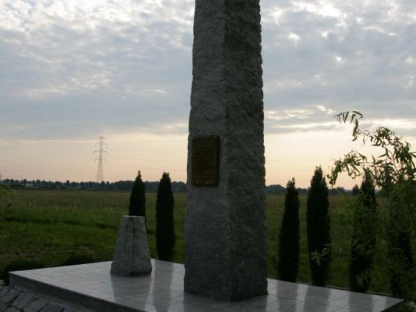 OBELISK J.WYŻYKOWSKIEGO, 23 marca 1957 natrafiono na złoża rudy miedzi w Sieroszowicach. To było największe odkrycie geologiczne w Europie