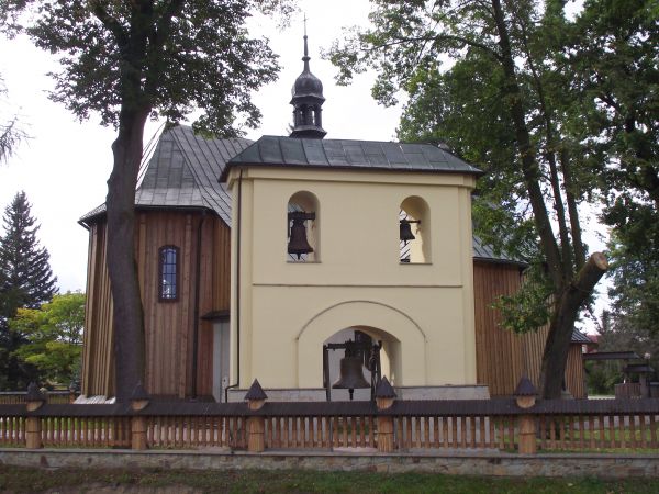 trwają prace w obrębie kościoła, konserwowane są też organy - czyszczone piszczałki, dzwonnica prezentuje się w pełnej krasie, uwagi godne drewniane stylowe ogr