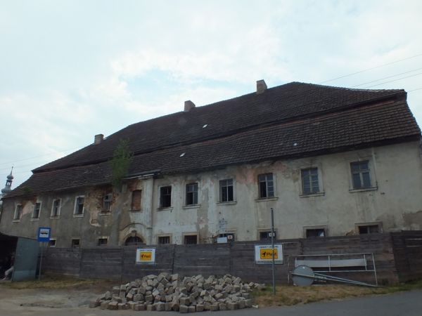 Budynek z 1760 r. - kiedyś pałac, później zajazd, potem dom mieszkalny, obecnie ...