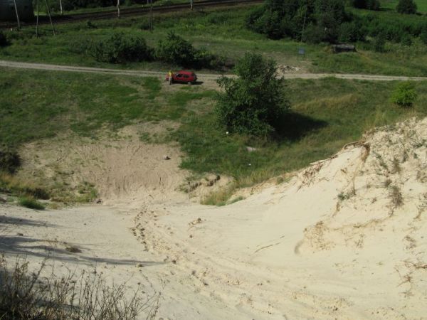 Widok ze szczytu wzniesienia na obiekt fortyfikacji Przedmoście Bydgoszcz, czyli Schron nr 2. Tuż za tym wzniesieniem, znajduje się Schron nr 1 - tuż przy linii