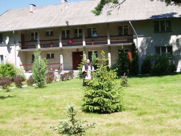 Plebania wraz z szacownym księdzem proboszczem.