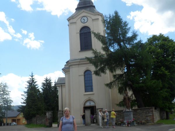 przed kościołem - sanktuarium maryjnym, tu oaza ciszy i skupienia, miejsce do którego wraca się chętnie myślą i sercem, by czcić i oddać hołd Matce Bożej Królow
