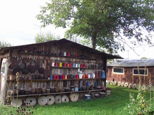 zbiory - skarby - eksponaty na prezentacji w skansenie - bogato, kolorowo, historycznie, a za posiadanie takich kół do żaren to podczas okupacji do obozu czy ar