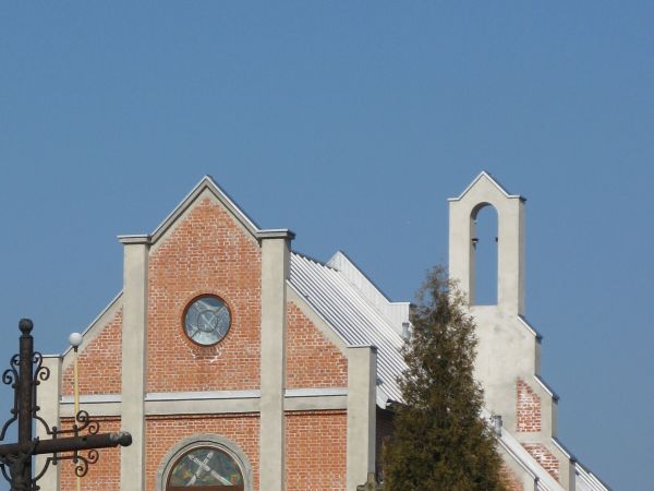 kaplica cmentarna - czy tzw. "dom przedpogrzebowy" - niedawno wzniesiony.