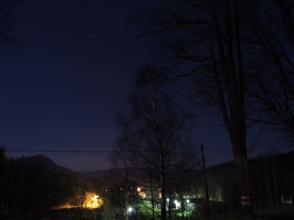 Unisław Śląski nocą (widok z DK35 nad Krekwizą)