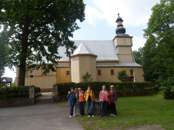 przed kościołem XV - wiecznym, później przebudowywanym - perełka na Szlaku Architektury Drewnianej, warto na plebanii poprosić o klucze - napewno będzie otwarte