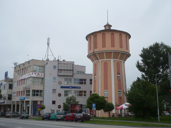 Naroże ul.Górnośląskiej a Legionów zagospodarowana wieża ciśnień obiekt kulturalny przykład dla wielu miast jak wykorzystać takie wieże w wielu miastach.