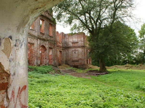 Ruiny pałacu. Kłębowiec - sierpień 2010