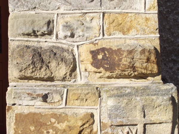 w portalu: herb Dębno  a litera "W" to łękawica, a to znaczy że to herb Awdaniec - w oryginale byłoby: w polu czerwonym, krzyż srebrny sięgający brzegów tarczy