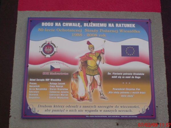 Pamiątkowa tablicaku czci pamięci druhom którzy odeszli ufundowana w piędziesiątą rocznice powstania OSP WIESIÓŁKA