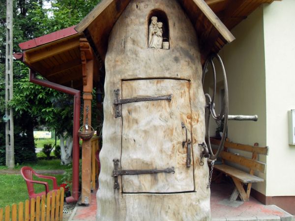 Wspaniała galeria Pana Zdzisława Pękalskiego w Hoczwi - studnia